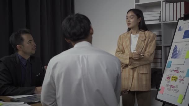 Gruppe Moderne Asiatiske Unge Forretningsmænd Jakkesæt Brainstormer Mens Sidder Forretningsmøde – Stock-video