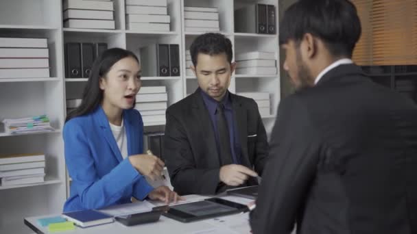 Grupo Jovens Empresários Asiáticos Modernos Ternos Estão Brainstorming Enquanto Sentado — Vídeo de Stock