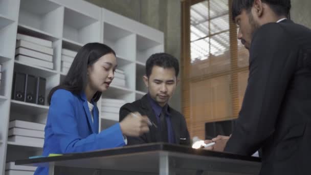 Grupo Jóvenes Empresarios Asiáticos Modernos Trajes Están Haciendo Una Lluvia — Vídeos de Stock