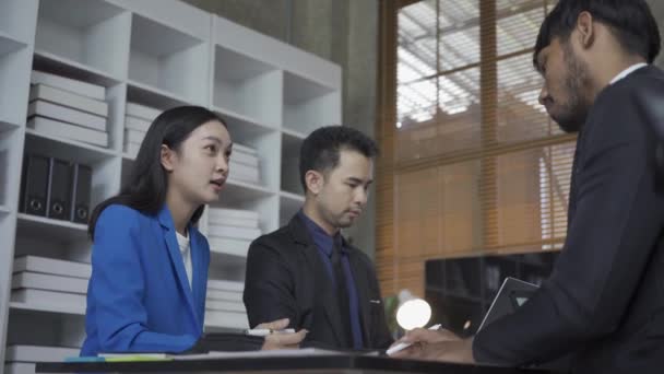 一群身穿西装的现代亚洲青年商人在参加商务会议时头脑风暴 带有图形文档和膝上型计算机的新业务发展 — 图库视频影像