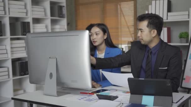 Grupo Jóvenes Empresarios Asiáticos Modernos Trajes Están Haciendo Una Lluvia — Vídeo de stock