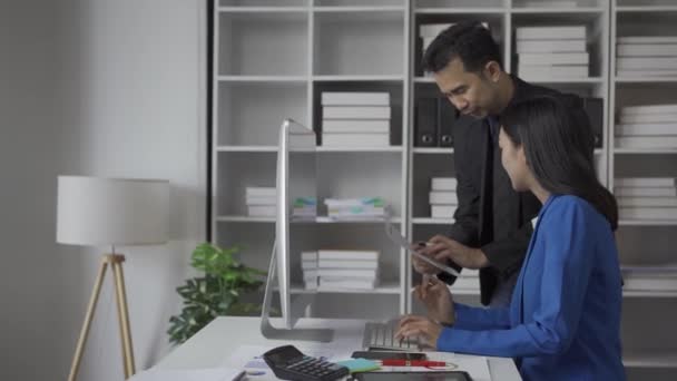 Egy Csoport Modern Ázsiai Fiatal Üzletember Öltönyben Ötletelget Miközben Egy — Stock videók