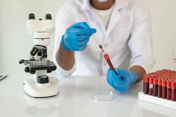Hematologista Asiático Examina Exames Sangue Clinicamente Necessários Ordenado Por Médico — Fotografia de Stock