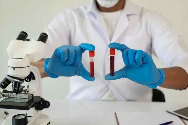 Azjatycki Hematolog Bada Niezbędne Medycznie Badania Krwi Zamówienie Przez Lekarza — Zdjęcie stockowe