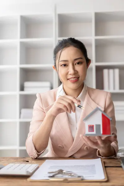 Modele Domów Pobliżu Azjatyckich Przedstawicieli Handlowych Oferują Ceny Warunki Zakupu — Zdjęcie stockowe