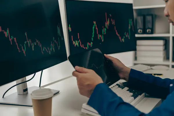 Χρηματιστής Που Εξετάζει Διάγραμμα Χρηματιστηρίου Στην Οθόνη Την Ανάλυση Της — Φωτογραφία Αρχείου