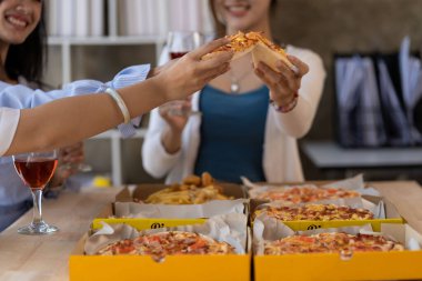 Bir grup Asyalı bayan arkadaş bir partide birlikte eğleniyorlar. Pizza partisi şarabı önemli bir anı kutluyor.
