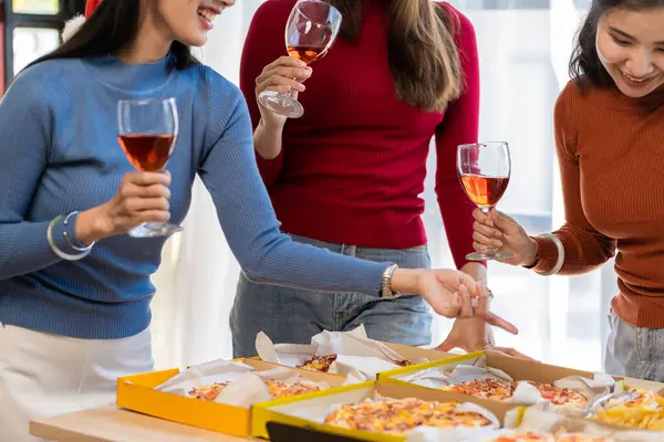 パーティーでアジアの女性の友人のグループは一緒に楽しい時間を過ごします ピザパーティーのワインは重要な瞬間を祝います — ストック写真