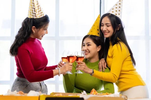 Skupina Asijských Přítelkyň Večírku Spolu Baví Pizza Party Vinné Nápoje — Stock fotografie