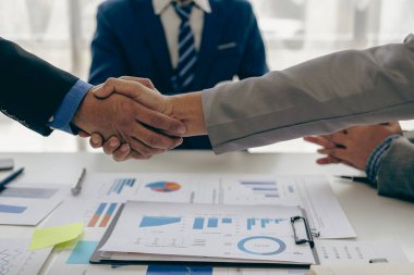 İki iş adamının el ele tutuşması ve başarılı pazarlıklardan sonra el sıkışması yakın çekimleri kutlamak ya da selamlamak için bir yoldur..