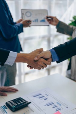 İki iş adamının el ele tutuşması ve başarılı pazarlıklardan sonra el sıkışması yakın çekimleri kutlamak ya da selamlamak için bir yoldur..