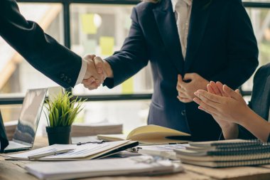 İki iş adamının el ele tutuşması ve başarılı pazarlıklardan sonra el sıkışması yakın çekimleri kutlamak ya da selamlamak için bir yoldur..