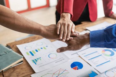 Güçlerimizi birleştiren bir iş adamının elleri birlik kavramını kutluyor. İşi başarılı kılmak için birlikte çalışan bir ekibin yakın plan fotoğrafı. takım çalışması işi