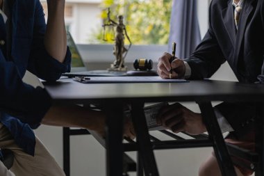 Yolsuzluk Konsepti, hükümet yetkilileri iş adamlarının teslim ettiği yolsuzluk ödemelerini kabul ediyor. Politikacılar ofis masasının altından rüşvet alıyorlar, çıkarları için lobi yapıyorlar.