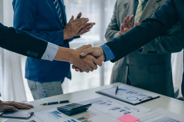 手を握る2人のビジネスマンが一緒にビジネス上の取引をクローズアップし 成功した交渉の後 握手することは 挨拶やクローズアップ画像を祝福する方法です — ストック写真