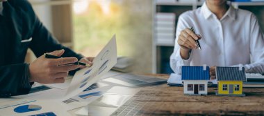 Yatırımcılar ve gayrimenkul şirketleriyle gayrimenkul işi ve yatırım fikirleri, model konut geliştirme, masa üzerine inşa modeli olan ofis yönetimi