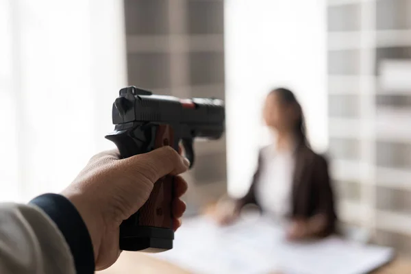 襲撃犯は 机に座っている若い女性会計士に拳銃を指摘した 犯罪と窃盗の概念 バイオレンス — ストック写真