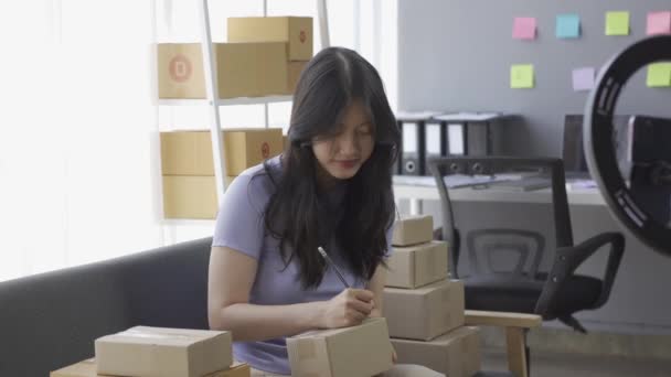 Menina Asiática Vendendo Roupas Line Usando Laptop Apartamento Blogueiro Moda — Vídeo de Stock