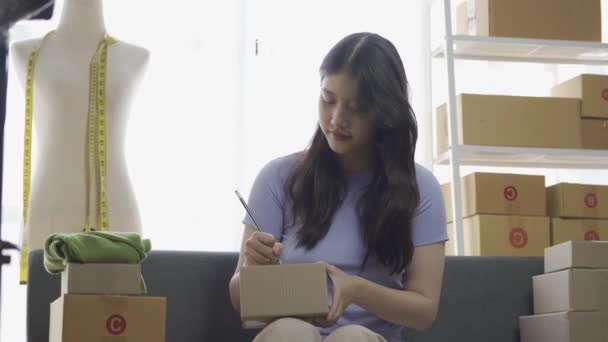 Ázsiai Lány Eladás Ruhák Online Segítségével Laptop Lakásban Divat Blogger — Stock videók