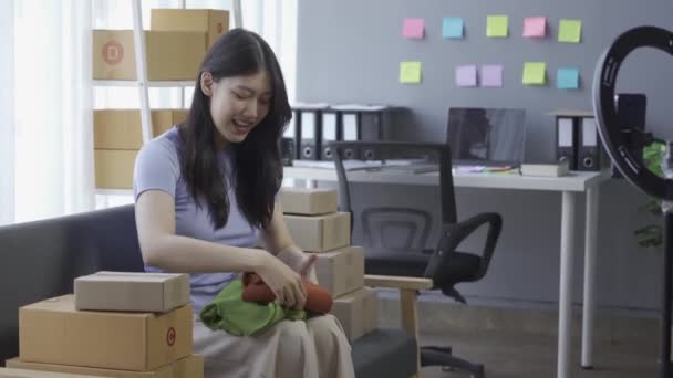 Asiatique Fille Vente Vêtements Ligne Aide Ordinateur Portable Appartement Blogueur — Video