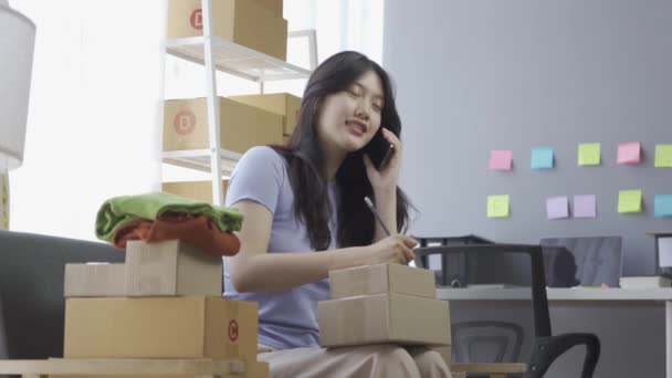 Menina Asiática Vendendo Roupas Line Usando Laptop Apartamento Blogueiro Moda — Vídeo de Stock