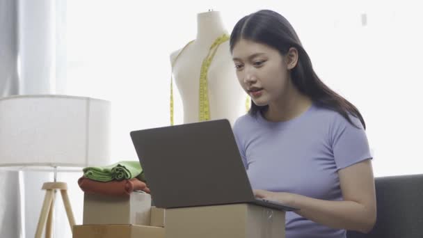 Asiatisk Flicka Som Säljer Kläder Nätet Med Hjälp Laptop Lägenhet — Stockvideo
