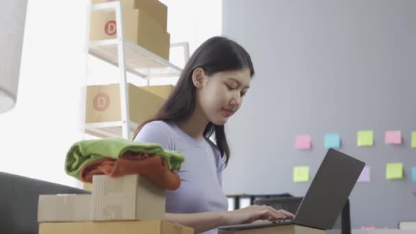 Asiatisk Flicka Som Säljer Kläder Nätet Med Hjälp Laptop Lägenhet — Stockvideo