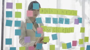 Genç girişimci, Asyalı muhasebeci cam üzerine not tutuyor yaratıcı Asyalı kişi kavramı, iş yerinde genç girişimci