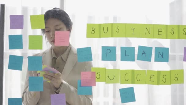 年轻企业家 持有玻璃贴纸的亚洲会计师 富有创意的亚洲人概念 工作中的年轻企业家 — 图库视频影像