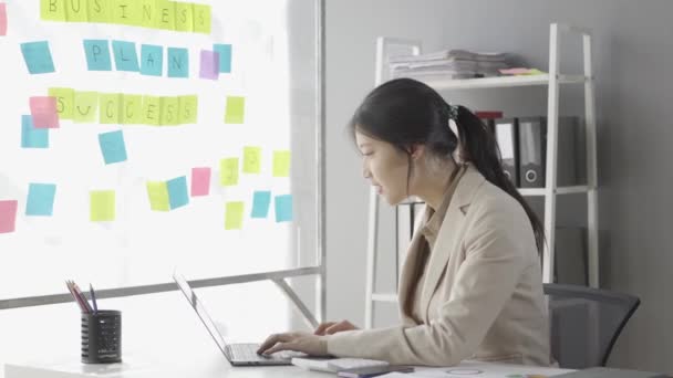 Vacker Ung Asiatisk Revisor Med Miniräknare För Att Beräkna Besparingar — Stockvideo