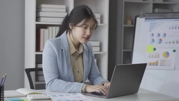 Молодая Азиатка Работающая Ноутбуком Столе Гостиной Дома Празднует Успех Азиатской — стоковое видео