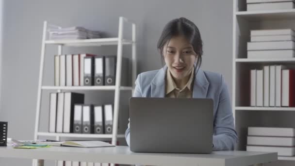 Mujer Asiática Joven Que Trabaja Usando Ordenador Portátil Mesa Sala — Vídeo de stock
