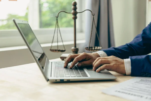 Law Justice Rechtsanwalt Arbeitet Mit Dokumenten Und Laptop Hammer Waage — Stockfoto