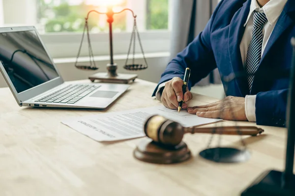 Law Justice Rechtsanwalt Arbeitet Mit Dokumenten Und Laptop Hammer Waage — Stockfoto