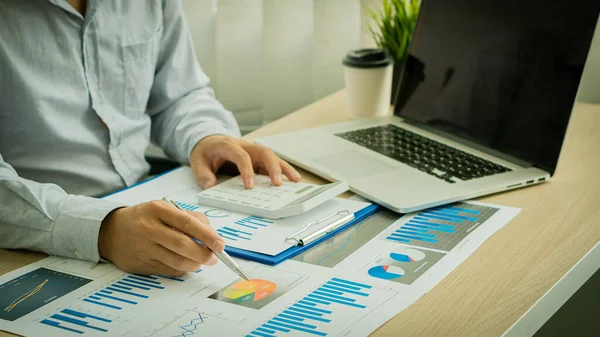 Geschäftsmann Schreibtisch Mit Taschenrechner Zahlen Mit Grafik Geschäftsbericht Und Laptop — Stockfoto