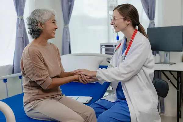 クリップボードを持つ女性医師は 病院のシニア女性またはデジタルタブレットの医師で高齢女性患者と話すか 女性患者と医療専門家を治療するための治療計画 — ストック写真