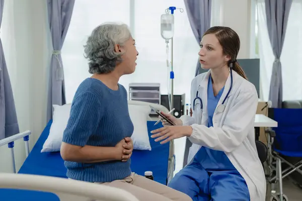 Medico Donna Con Appunti Che Parla Con Una Paziente Anziana — Foto Stock