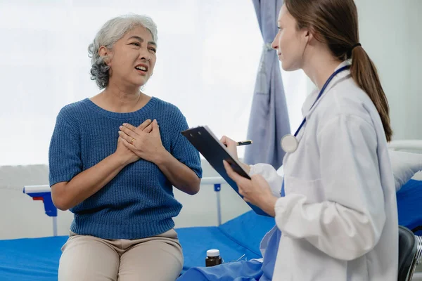 Medico Donna Con Appunti Che Parla Con Una Paziente Anziana — Foto Stock