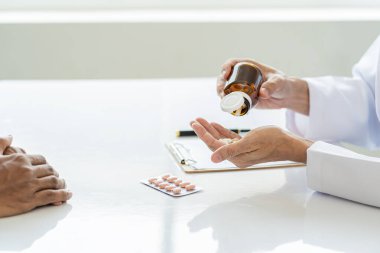 Doktorun muayenehanesinde oturan bir doktor. Teşhis kondu. Hastalık önleme. Sağlık hizmetleri, uzaktan danışmanlık