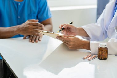 Doktorun muayenehanesinde oturan bir doktor. Teşhis kondu. Hastalık önleme. Sağlık hizmetleri, uzaktan danışmanlık