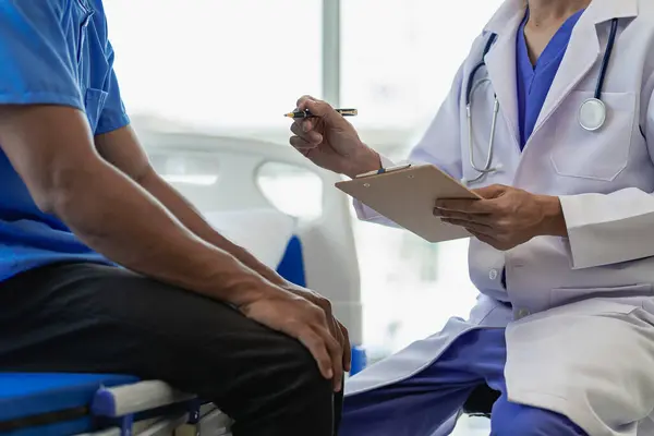Arzt Berät Patientin Arztpraxis Diagnose Prävention Von Krankheiten Gesundheitswesen Medizinische — Stockfoto