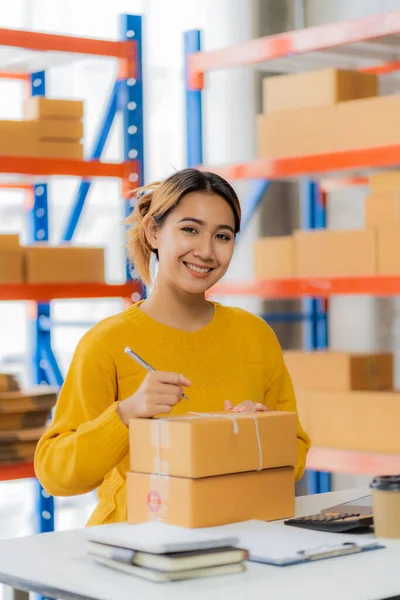 Beautiful Asian Startup Owner Stays Happily Home Packages Sme Supply — Stock Photo, Image