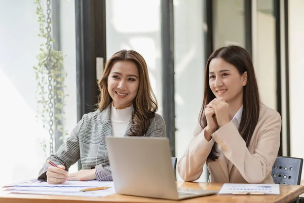 专业和专注的亚洲女企业家或审计师正在与客户讨论计划 讨论新的创业项目构想 分析办事处的统计数字和投资市场 — 图库照片