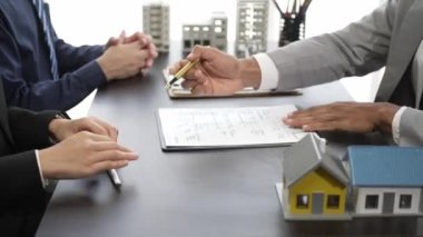 Emlak şirketleri odalar, apartmanlar, sabah binaları, satış temsilcileri ve müşteriler ev, gayrimenkul ve gayrimenkul satın almak ve kredi anlaşmalarına girmek için anlaşmalara giriyorlar..