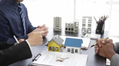 Emlak şirketleri odalar, apartmanlar, sabah binaları, satış temsilcileri ve müşteriler ev, gayrimenkul ve gayrimenkul satın almak ve kredi anlaşmalarına girmek için anlaşmalara giriyorlar..