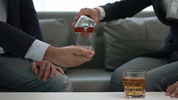 Brinde Homem Negócios Cliente Bebem Uísque Dão Mãos Sofá Homem — Vídeo de Stock