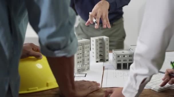 Setkání Týmu Stavebního Inženýrství Spolu Architektem Předákem Sledujícím Plány Plánujícím — Stock video