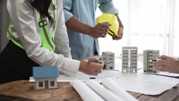건축가와 포먼과 청사진을보고 부동산 현장에서 건물의 건설을 — 비디오