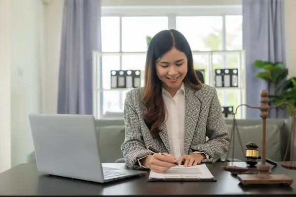 Online Consultant Met Laptop Aziatisch Kantoor Speciale Vrouwelijke Advocaat Online — Stockfoto