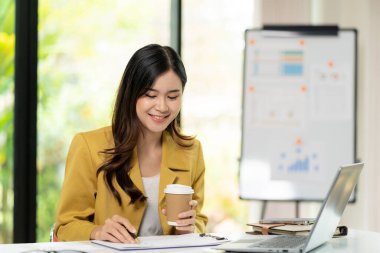 Analitik araştırma konsepti, hesap makinesi ve dizüstü bilgisayar kullanan Asyalı kadın, ofis masasında matematik, vergiler, raporlar, muhasebe, istatistik.